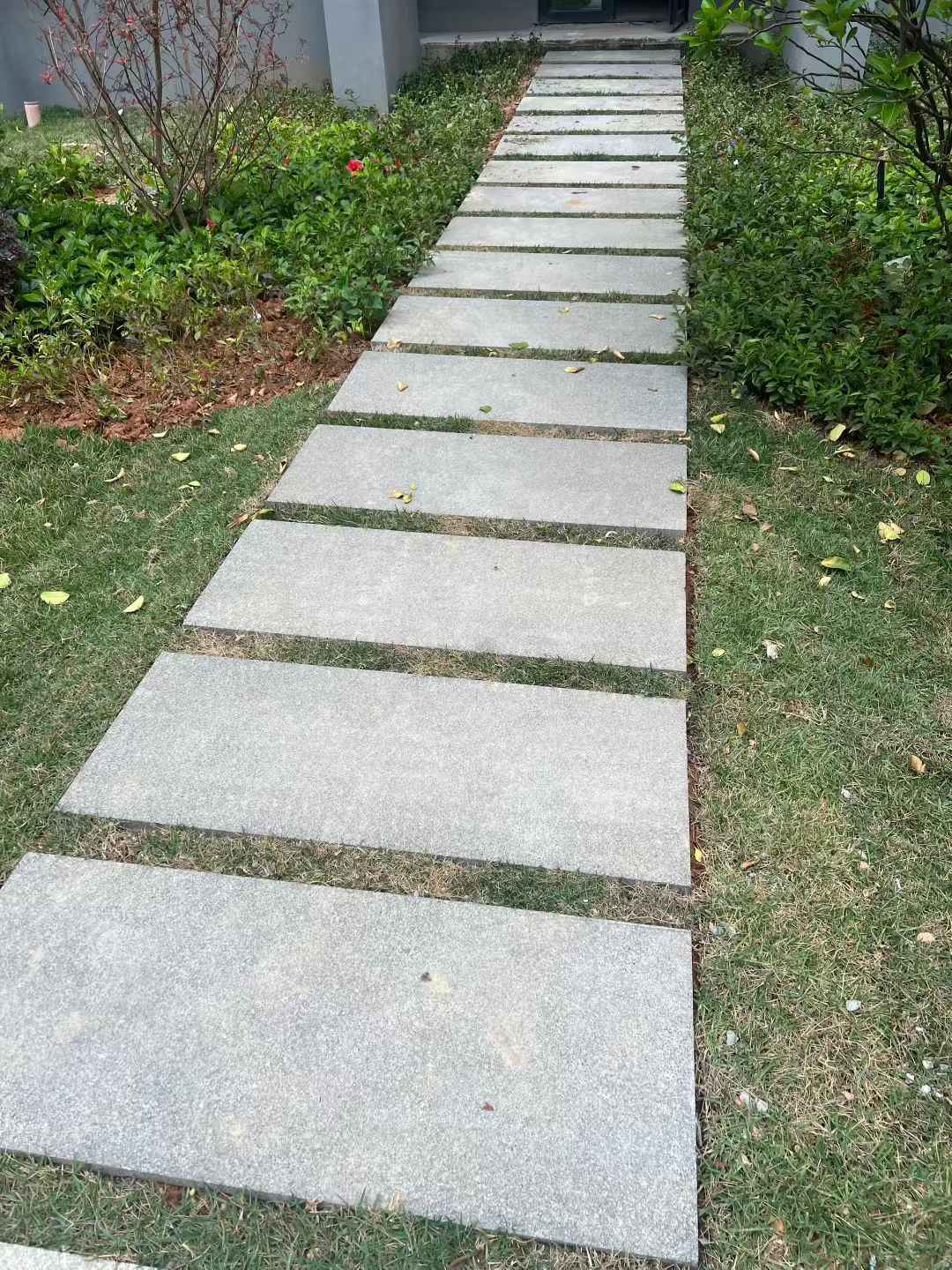惠州 芝麻黑小区踏步、汀步石铺装效果