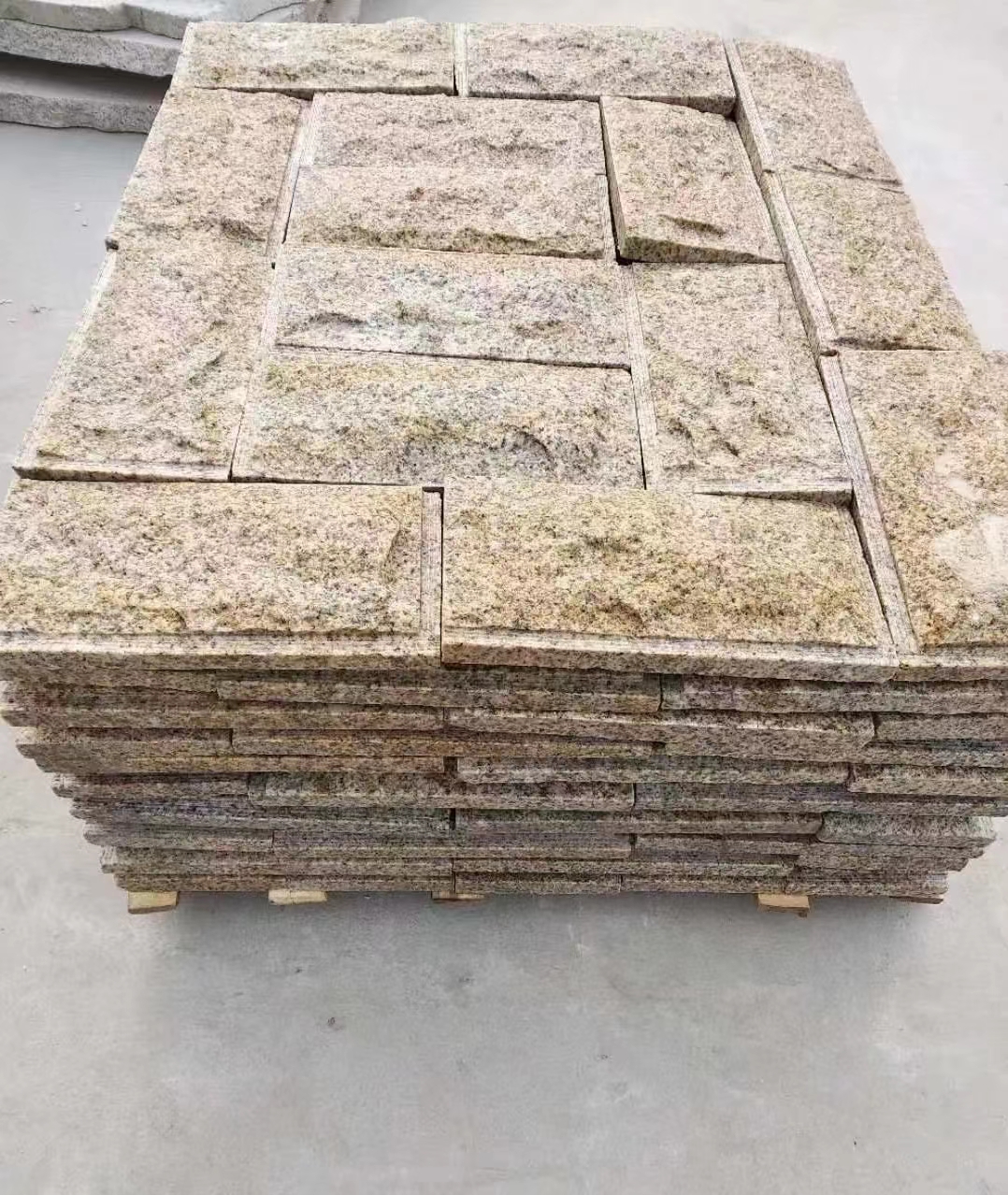 惠州黄锈石蘑菇石